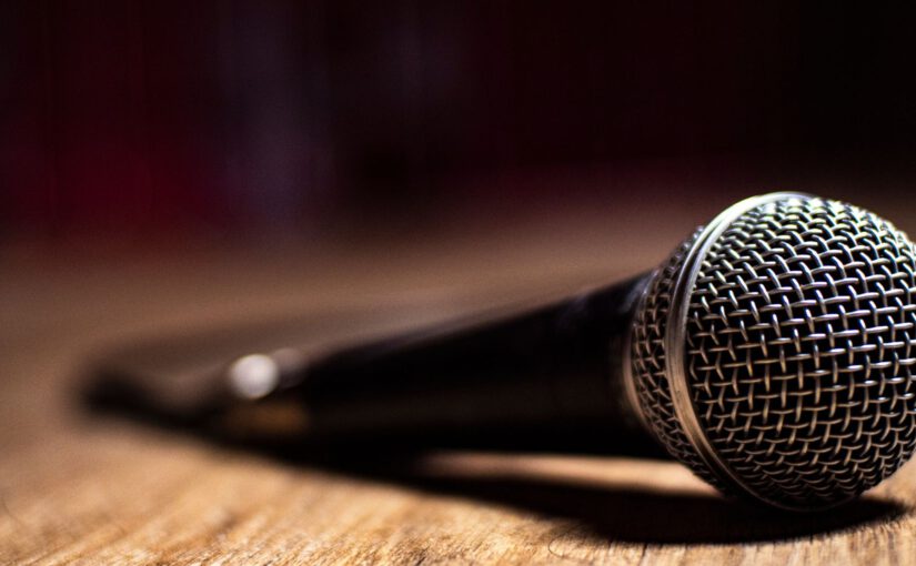 Nauka śpiewu poprzez karaoke — godziny świetnej zabawy